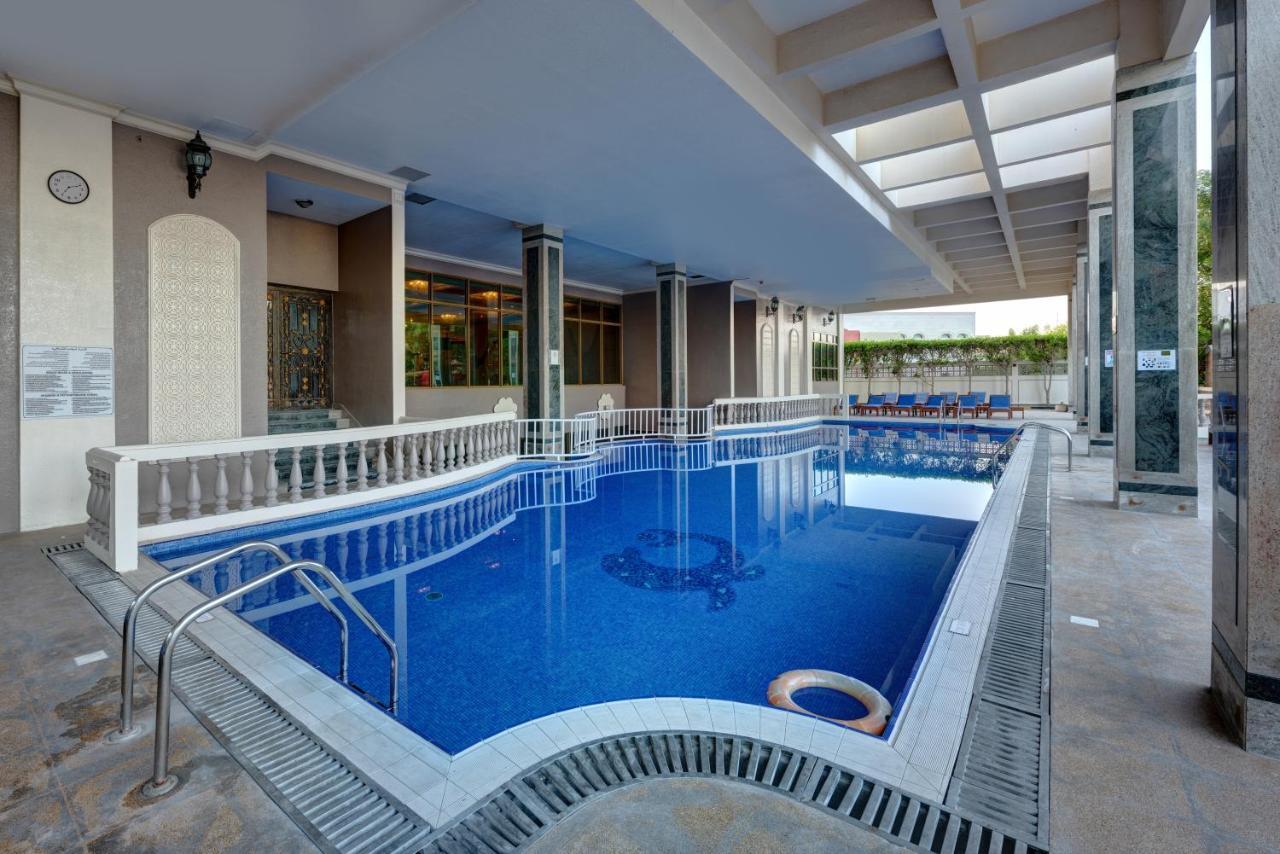 Sahara Beach Resort & Spa Sardzsa Kültér fotó Swimming pool at the hotel