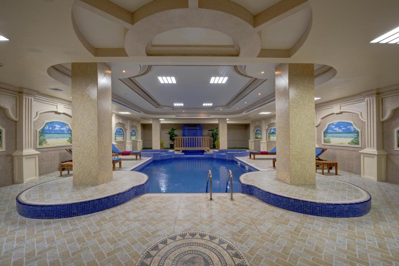 Sahara Beach Resort & Spa Sardzsa Kültér fotó The pool at the spa
