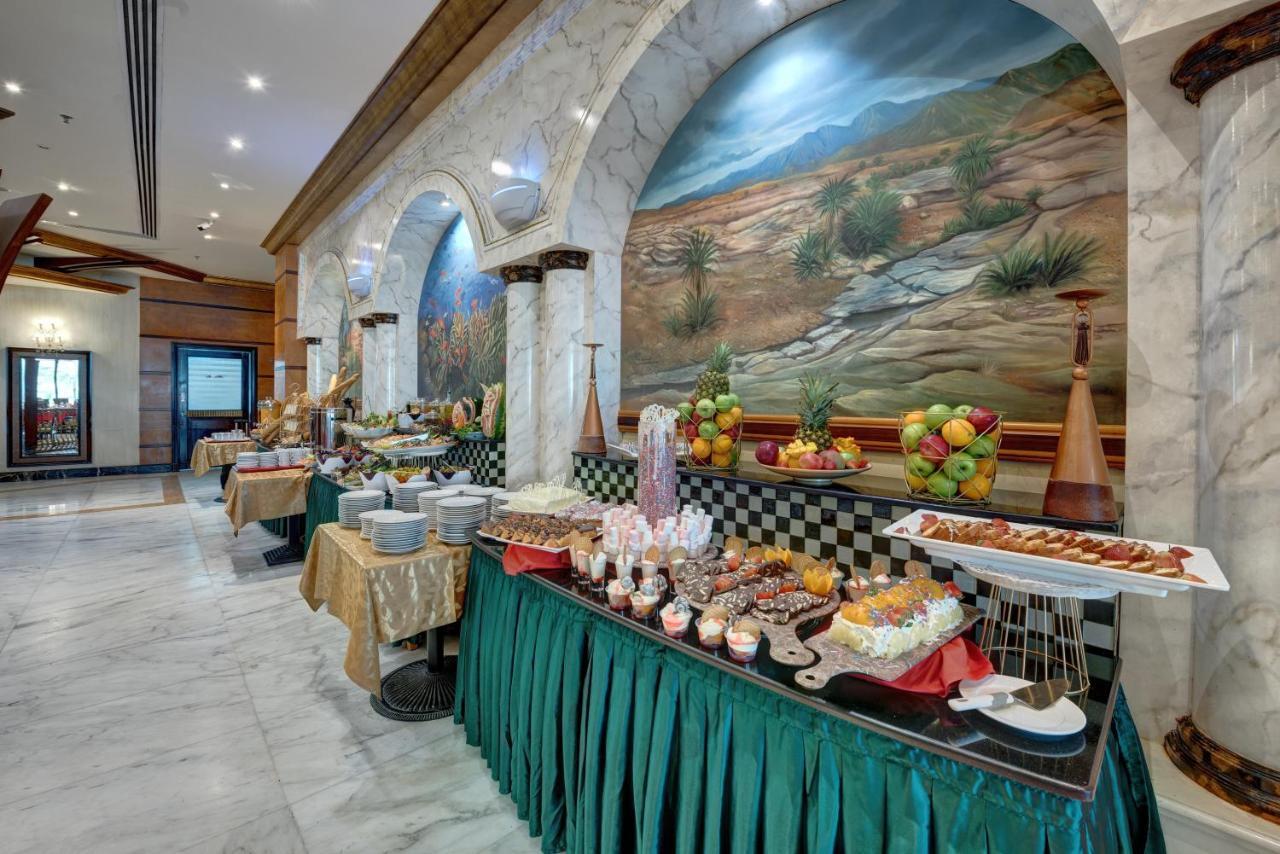 Sahara Beach Resort & Spa Sardzsa Kültér fotó A buffet at a hotel