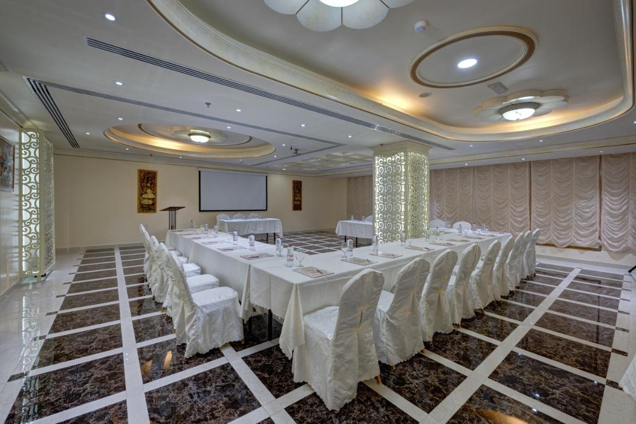 Sahara Beach Resort & Spa Sardzsa Kültér fotó Meeting room at the hotel