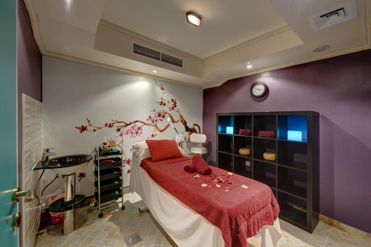 Sahara Beach Resort & Spa Sardzsa Kültér fotó A treatment room at a spa