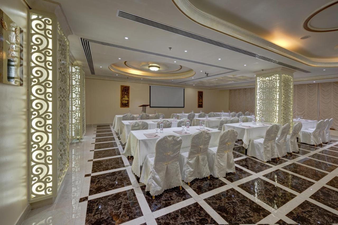 Sahara Beach Resort & Spa Sardzsa Kültér fotó The ballroom