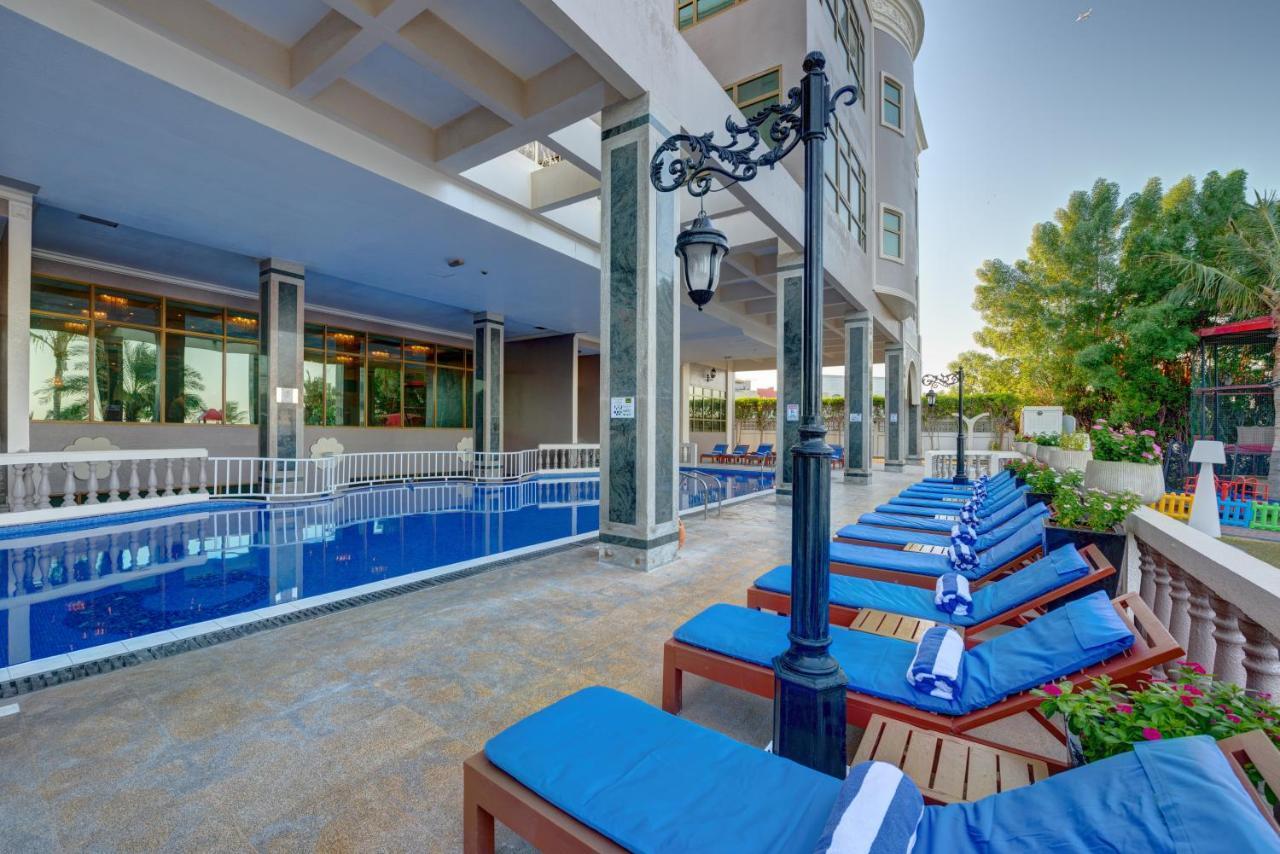 Sahara Beach Resort & Spa Sardzsa Kültér fotó The pool at the hotel