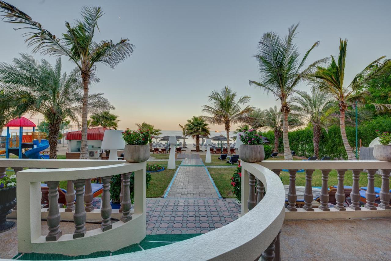 Sahara Beach Resort & Spa Sardzsa Kültér fotó The beach at the resort