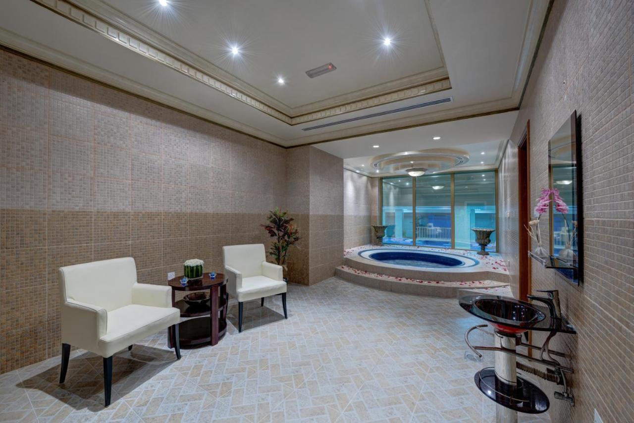 Sahara Beach Resort & Spa Sardzsa Kültér fotó A modern bathroom
