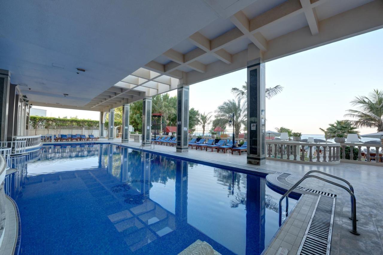 Sahara Beach Resort & Spa Sardzsa Kültér fotó The pool at the hotel