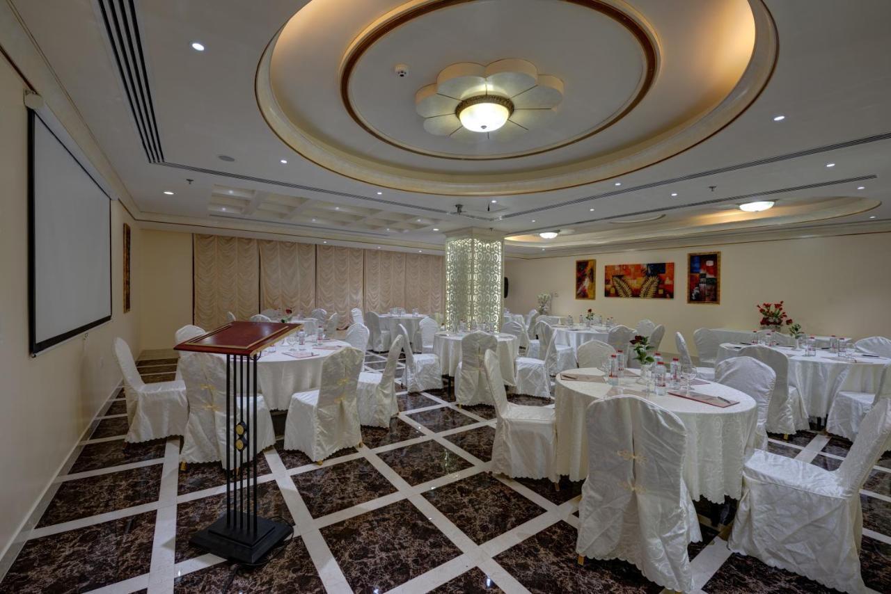 Sahara Beach Resort & Spa Sardzsa Kültér fotó The ballroom at the hotel